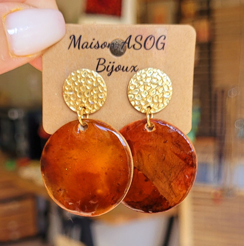 Boucles d'oreille clou pastille dorée martelée et pampille Romy tortoise marron caramel