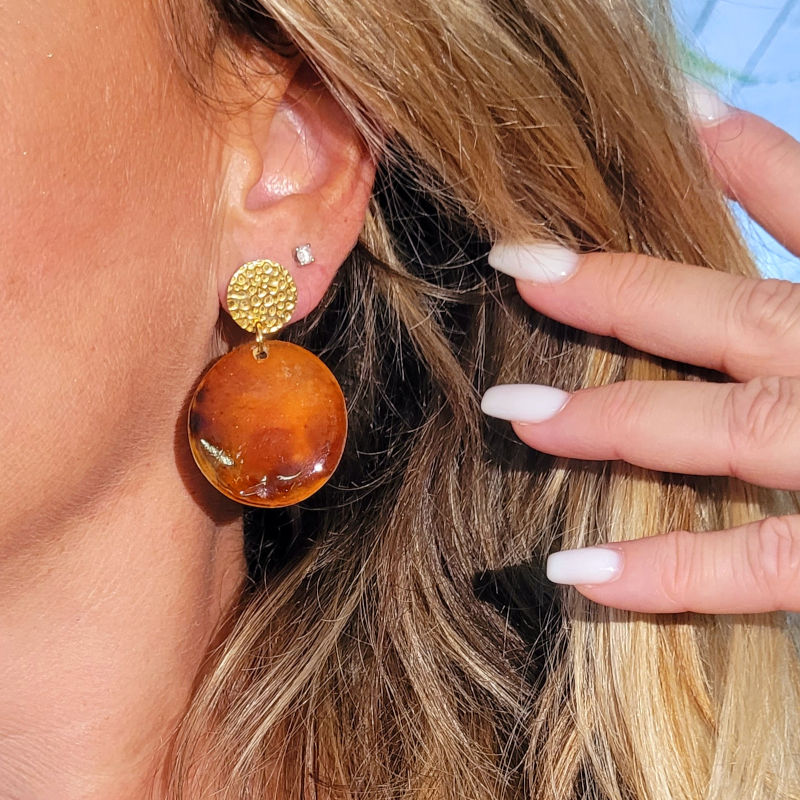Boucles d'oreille clou pastille dorée martelée et pampille Romy tortoise marron caramel