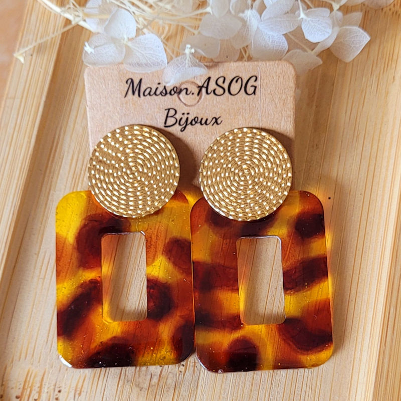 Boucles d'oreille Roxane avec pastille acier dorée et pampille rectangulaire tortoise marron caramel orangé