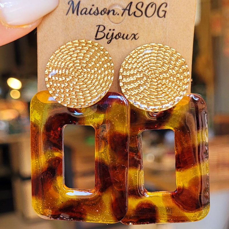 Boucles d'oreille Roxane avec pastille acier dorée et pampille rectangulaire tortoise marron caramel orangé