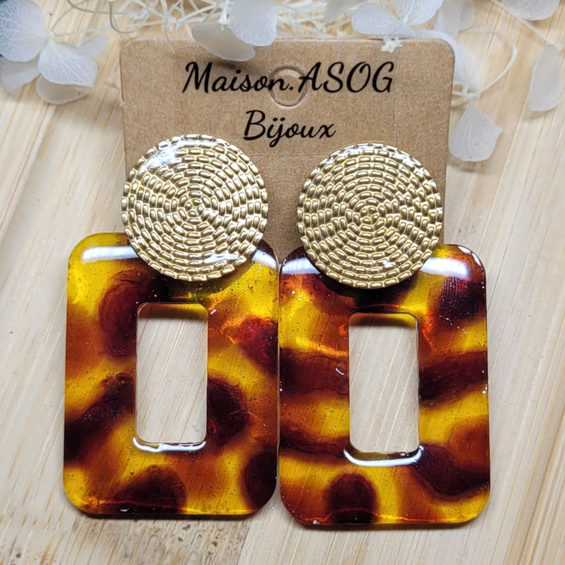 Boucles d'oreille Roxane avec pastille acier dorée et pampille rectangulaire tortoise marron caramel orangé