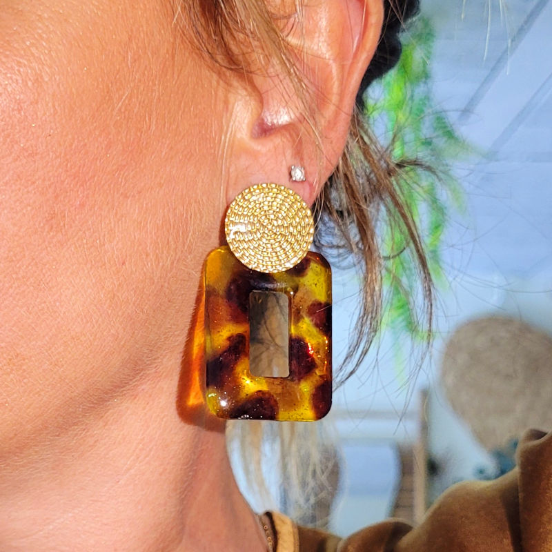 Boucles d'oreille Roxane avec pastille acier dorée et pampille rectangulaire tortoise marron caramel orangé