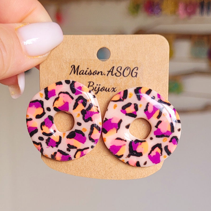Boucles d'oreille couronne léopard beige rose violet saumon