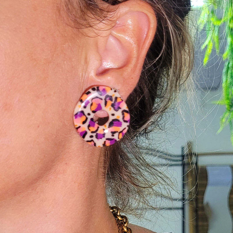 Boucles d'oreille couronne léopard beige rose violet saumon