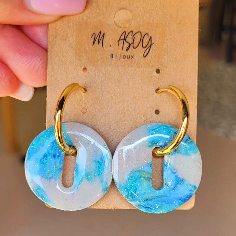Boucles d'oreilles créole dorée et pampille Donut's marbré bleu et blanc légèrement pailleté
