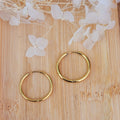 Boucles d'oreilles créole dorée et pampille Paola beige taupe pailleté