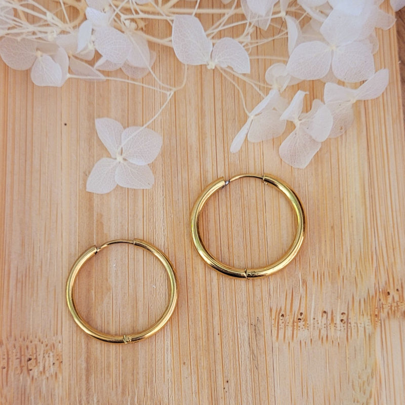 Boucles d'oreilles créole dorée et pampille Couronne marbré vert jaune orange mauve doré