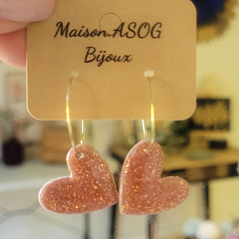 Boucle d'oreille créole dorée Coeur asymétrique rose pailleté rosé cuivré