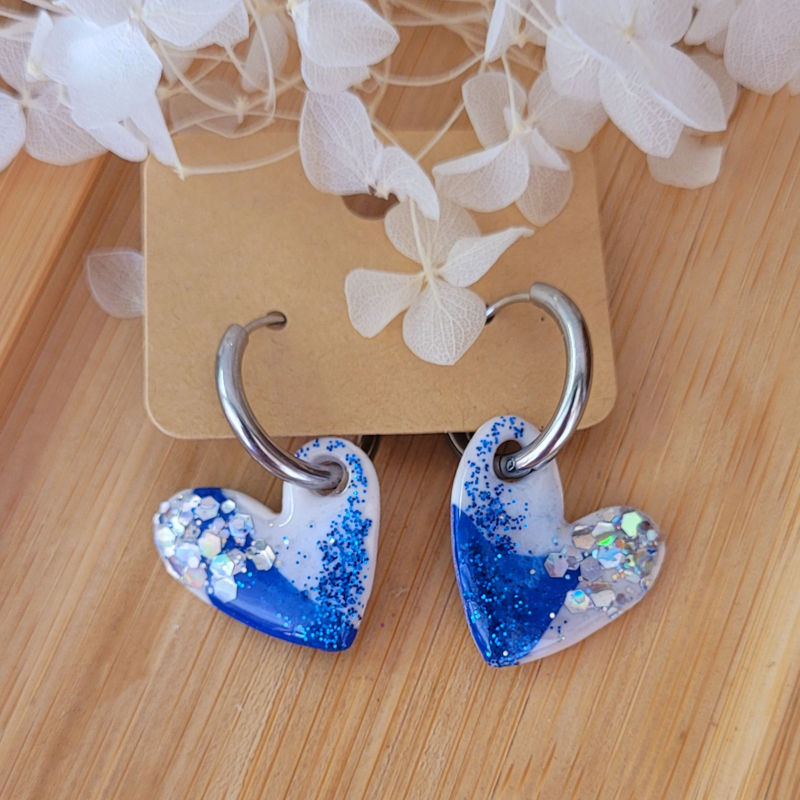 Boucles d'oreille créole argentée et pampille Coeur blanc bleu roi paillette grise holographique