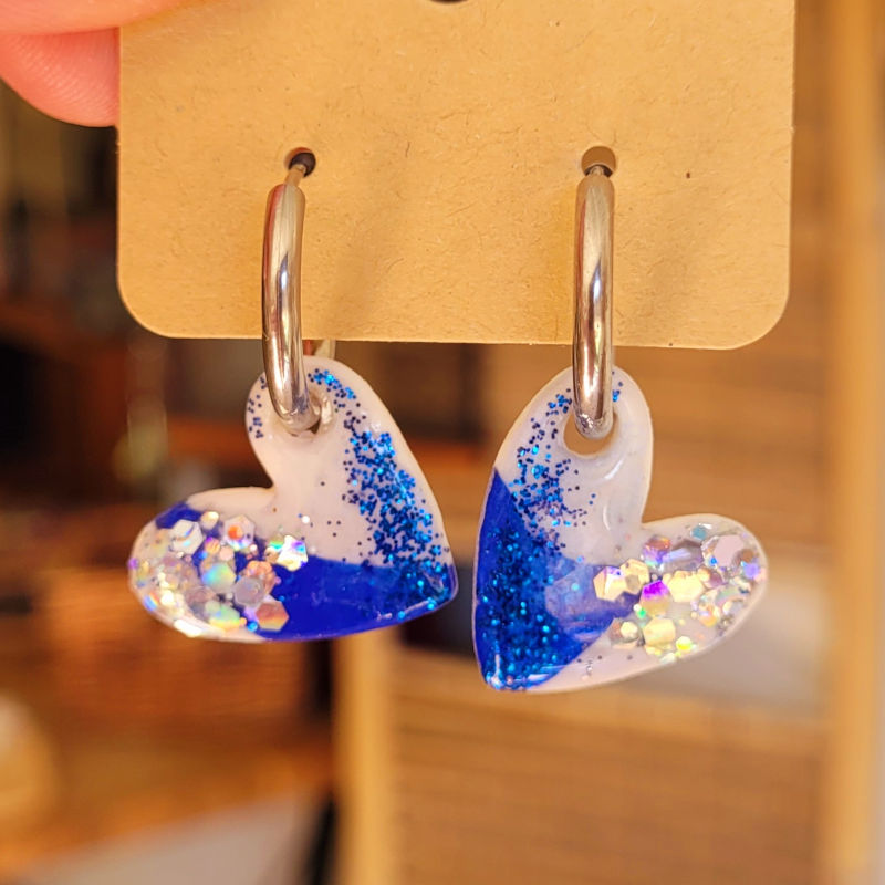 Boucles d'oreille créole argentée et pampille Coeur blanc bleu roi paillette grise holographique