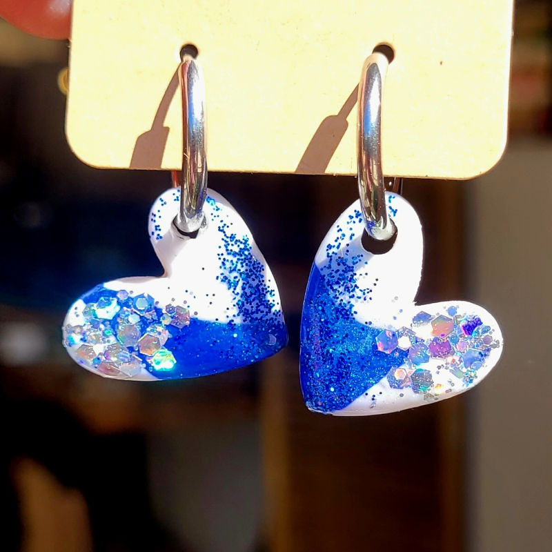 Boucles d'oreille créole argentée et pampille Coeur blanc bleu roi paillette grise holographique