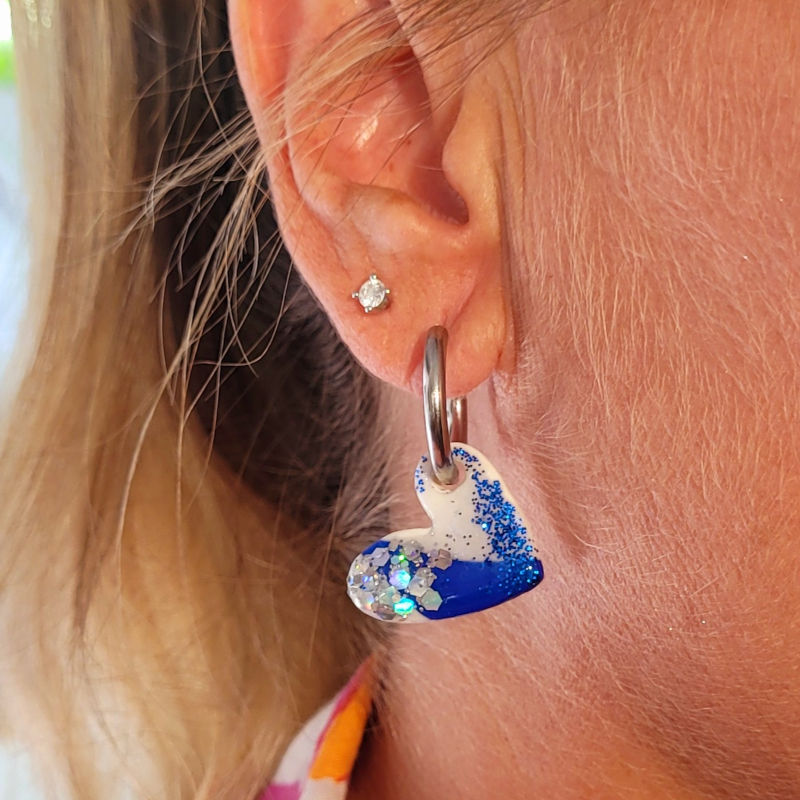 Boucles d'oreille créole argentée et pampille Coeur blanc bleu roi paillette grise holographique