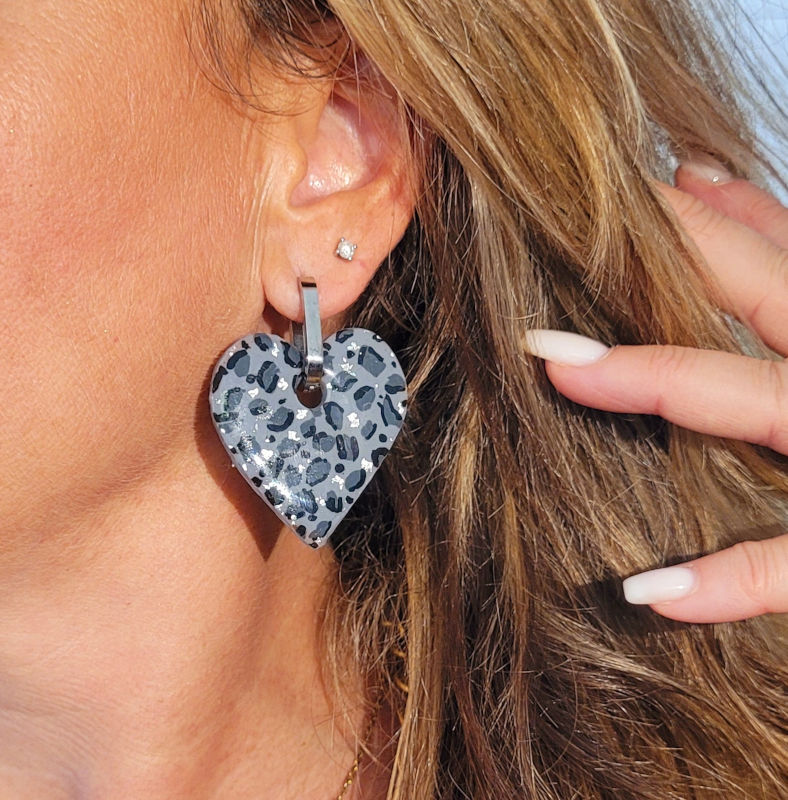 Boucles d'oreille Créole rectangulaire plate argentée pampille Maxi Coeur Léopard gris foncé clair et noir