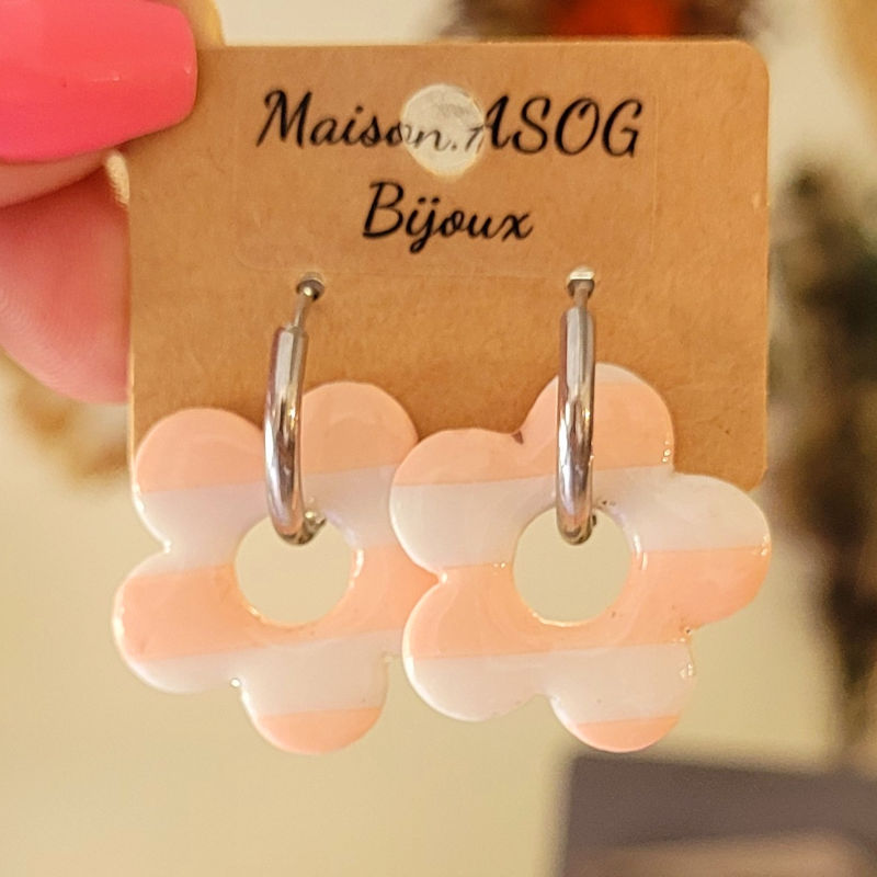 Boucles d'oreilles créole fine argentée et pampille Fleur à rayure blanche et rose pâle