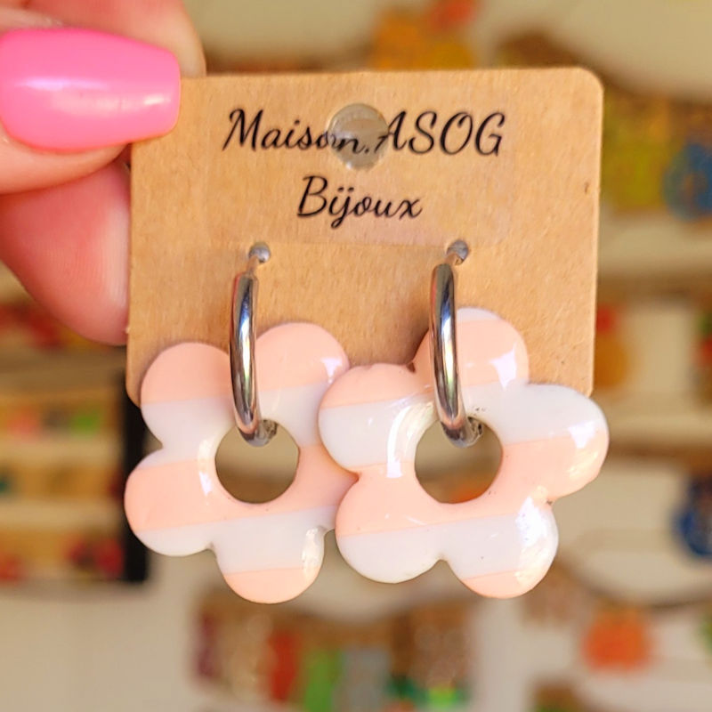 Boucles d'oreilles créole fine argentée et pampille Fleur à rayure blanche et rose pâle