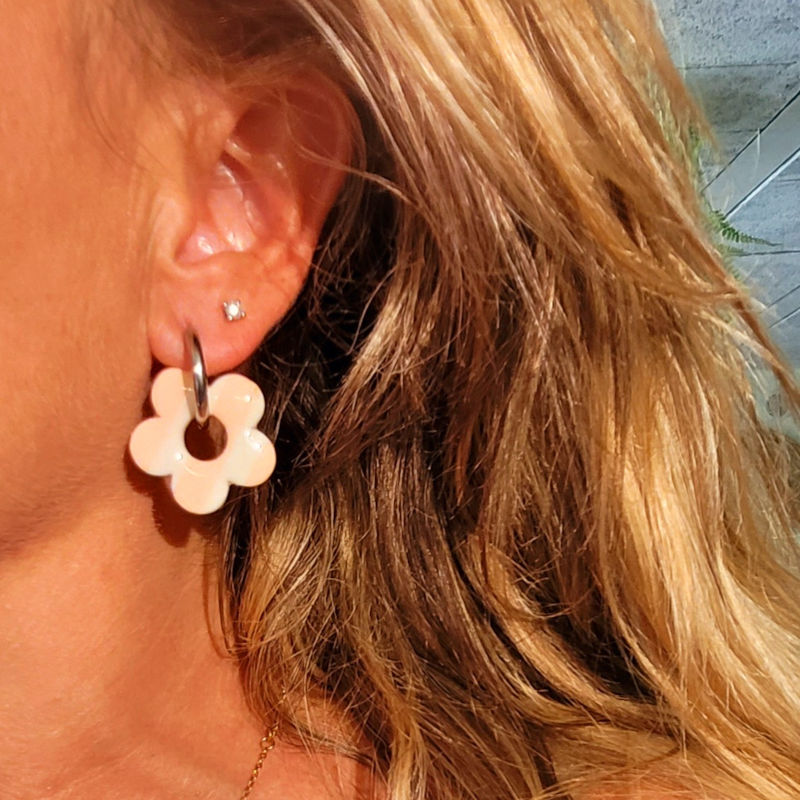Boucles d'oreilles créole fine argentée et pampille Fleur à rayure blanche et rose pâle