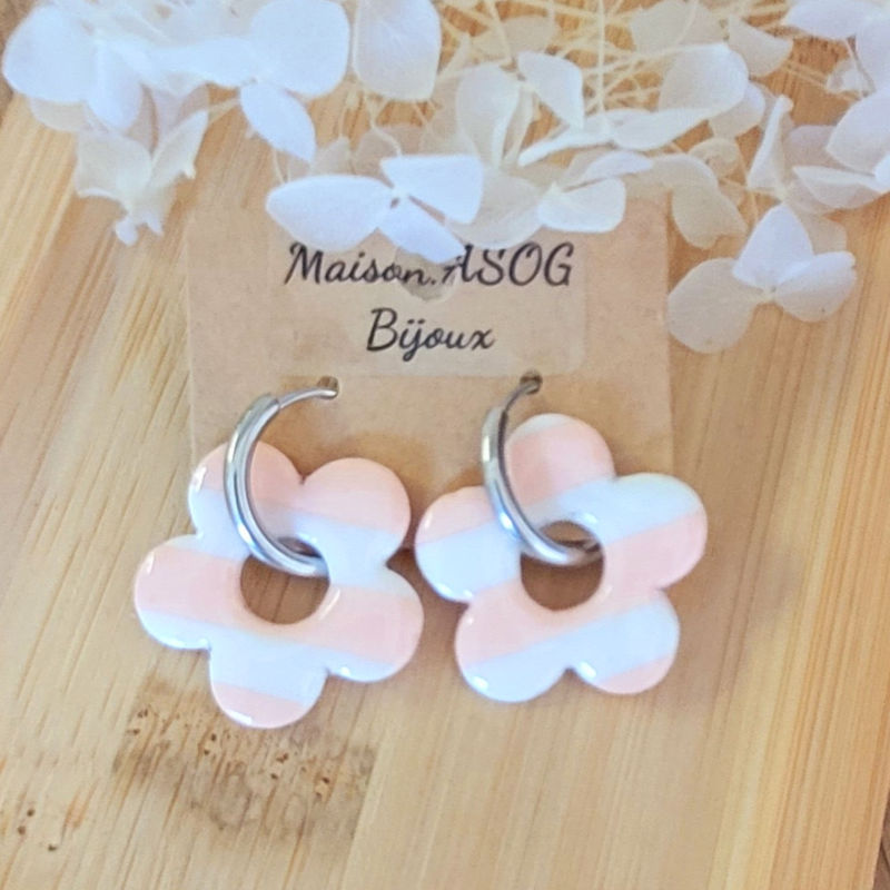 Boucles d'oreilles créole fine argentée et pampille Fleur à rayure blanche et rose pâle
