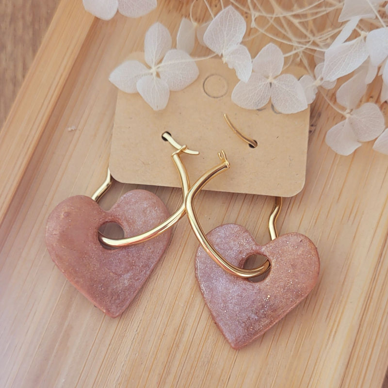 Boucles d'oreilles créole coeur dorée et pampille Coeur réversible beige rosé irisé et rosé cuivré pailleté