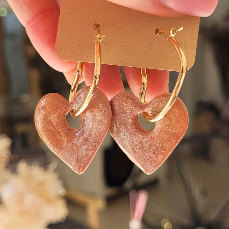 Boucles d'oreilles créole coeur dorée et pampille Coeur réversible beige rosé irisé et rosé cuivré pailleté