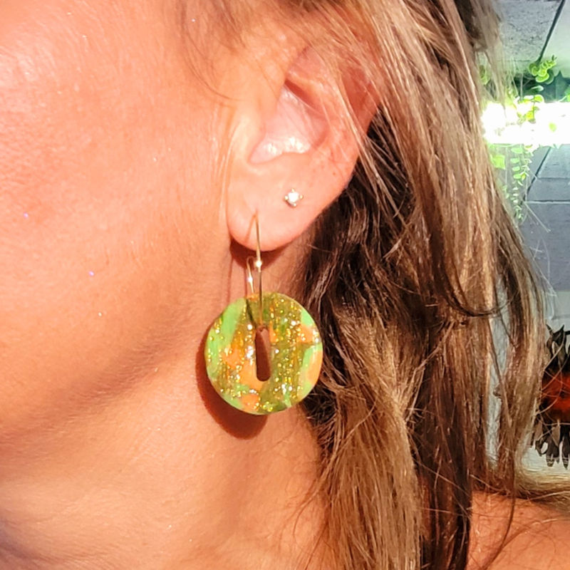 Boucles d'oreilles créole fine dorée et pampille Donut's marbrée vert orange kaki et doré