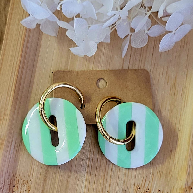 Boucles d'oreilles créole dorée et pampille Donut's à rayure blanc et vert pastel