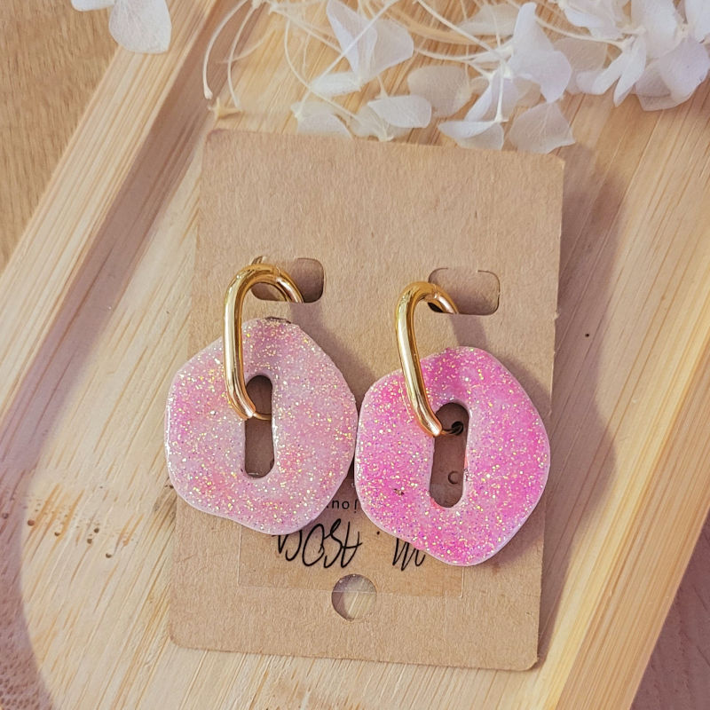 Boucles d'oreille créole dorée rectangulaire et pampille réversible Bora léopard beige rose doré et rose pailleté