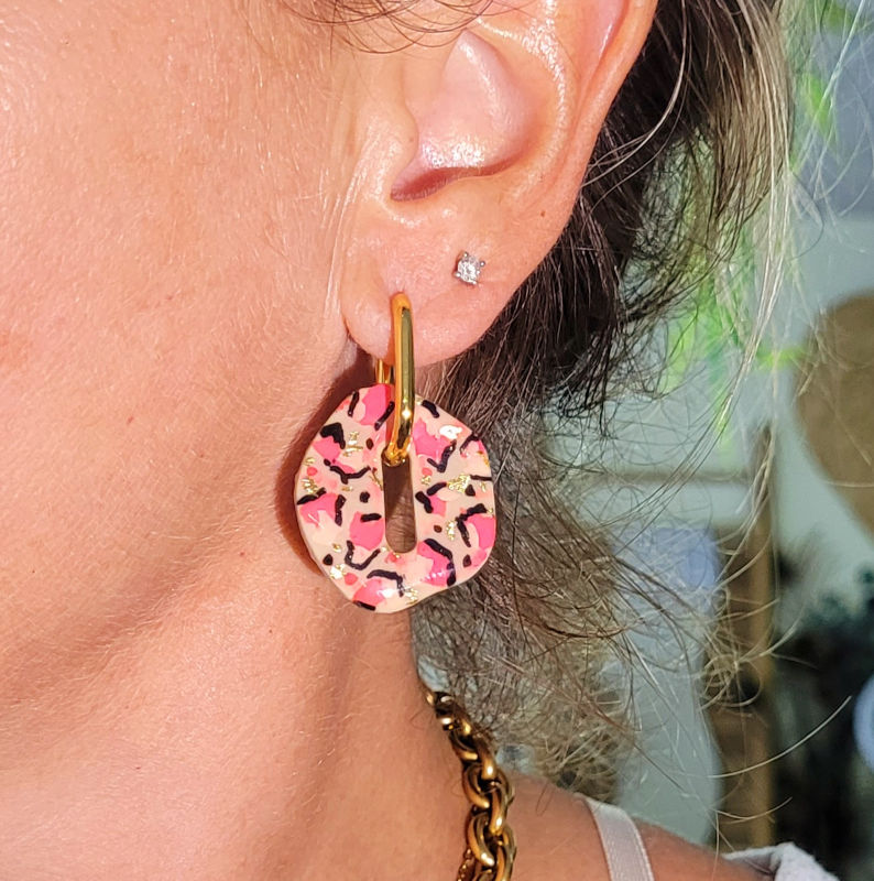 Boucles d'oreille créole dorée rectangulaire et pampille réversible Bora léopard beige rose doré et rose pailleté