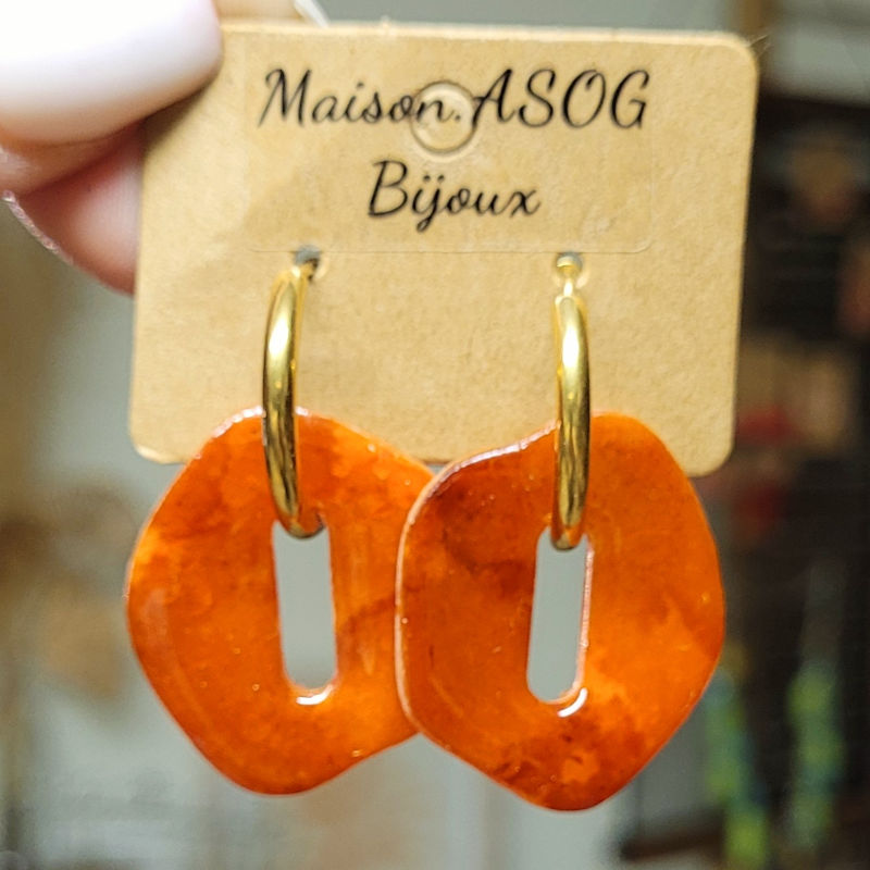 Boucles d'oreille créole dorée et pampille Bora tortoise marron caramel