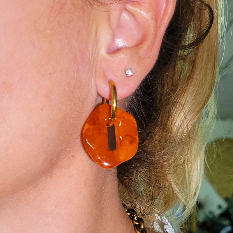 Boucles d'oreille créole dorée et pampille Bora tortoise marron caramel