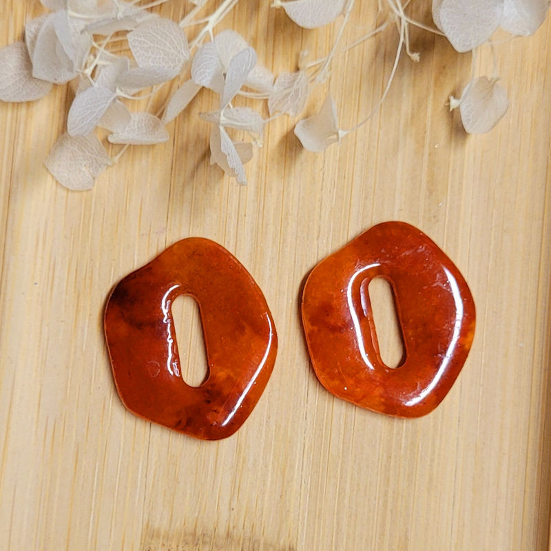 Boucles d'oreille créole dorée et pampille Bora tortoise marron caramel