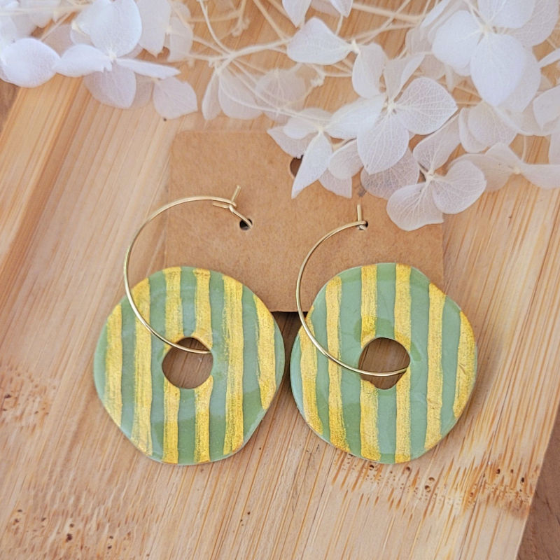 Boucles d'oreilles créole fine dorée et pampille Couronne réversible kaki à pois et rayure doré