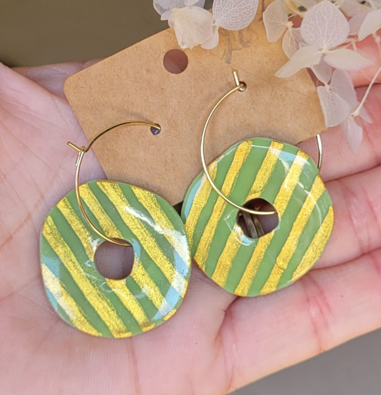 Boucles d'oreilles créole fine dorée et pampille Couronne réversible kaki à pois et rayure doré