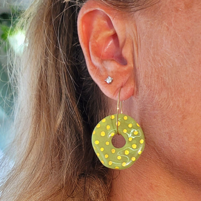 Boucles d'oreilles créole fine dorée et pampille Couronne réversible kaki à pois et rayure doré