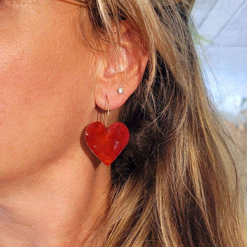 Boucles d'oreille Créole fine dorée pampille Coeur effet tortoise marron rouge brique
