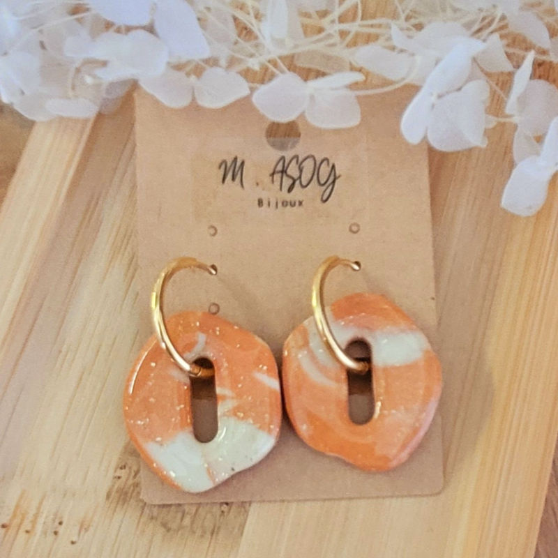 Boucles d'oreilles Créole dorée et pampille Bora marbré caramel blanc doré