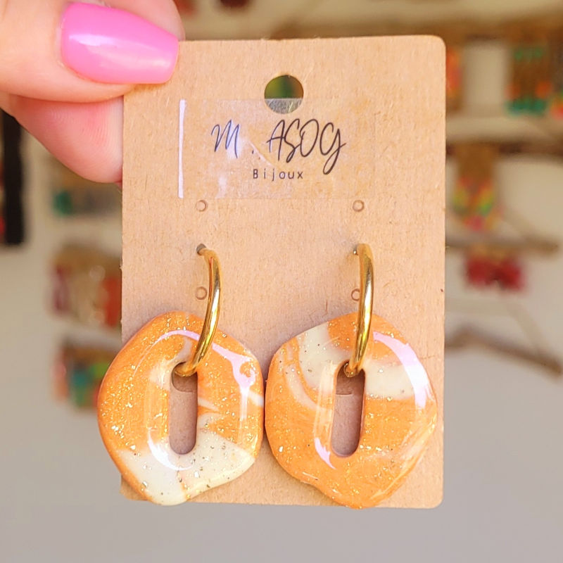 Boucles d'oreilles Créole dorée et pampille Bora marbré caramel blanc doré