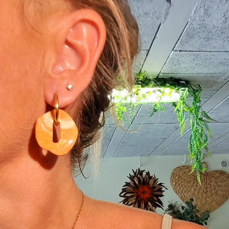 Boucles d'oreilles Créole dorée et pampille Bora marbré caramel blanc doré