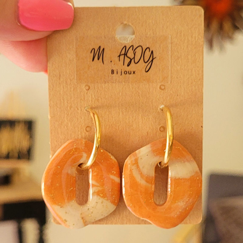 Boucles d'oreilles Créole dorée et pampille Bora marbré caramel blanc doré