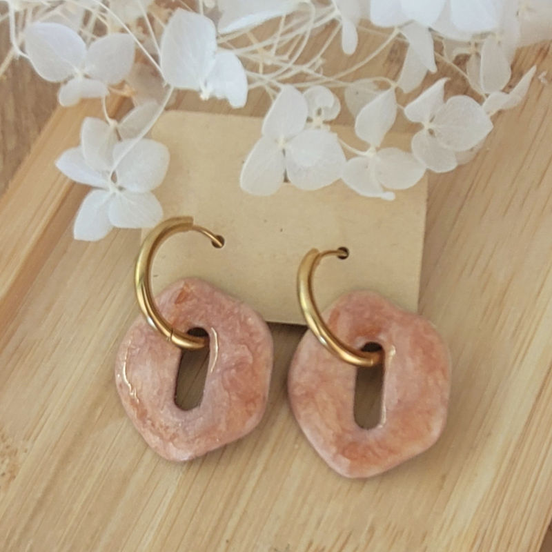 Boucles d'oreilles créole dorée et pampille Bora réversible beige rosé irisé et beige taupe pailleté