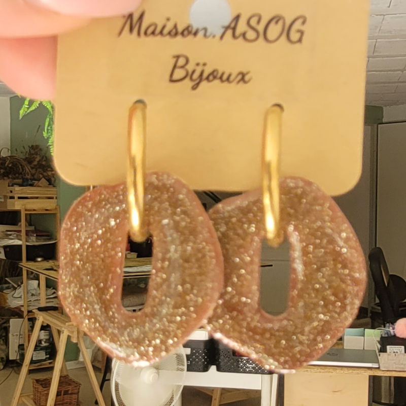 Boucles d'oreilles créole dorée et pampille Bora réversible beige rosé irisé et beige taupe pailleté