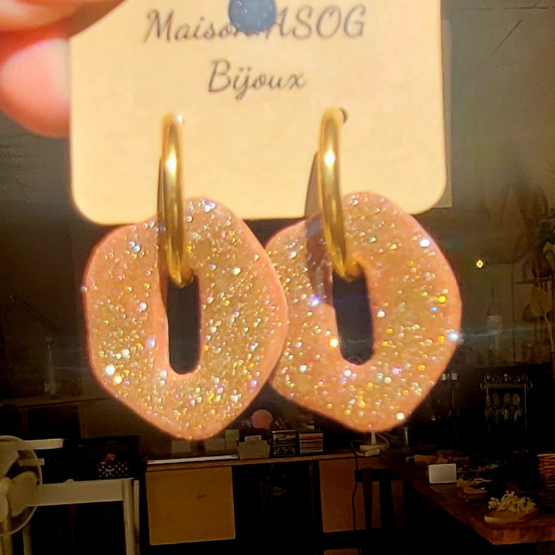 Boucles d'oreilles créole dorée et pampille Bora réversible beige rosé irisé et beige taupe pailleté
