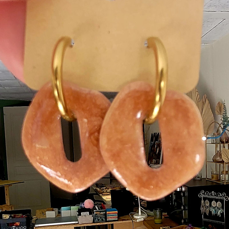 Boucles d'oreilles créole dorée et pampille Bora réversible beige rosé irisé et beige taupe pailleté