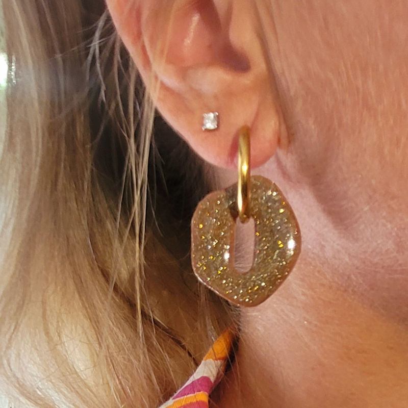 Boucles d'oreilles créole dorée et pampille Bora réversible beige rosé irisé et beige taupe pailleté
