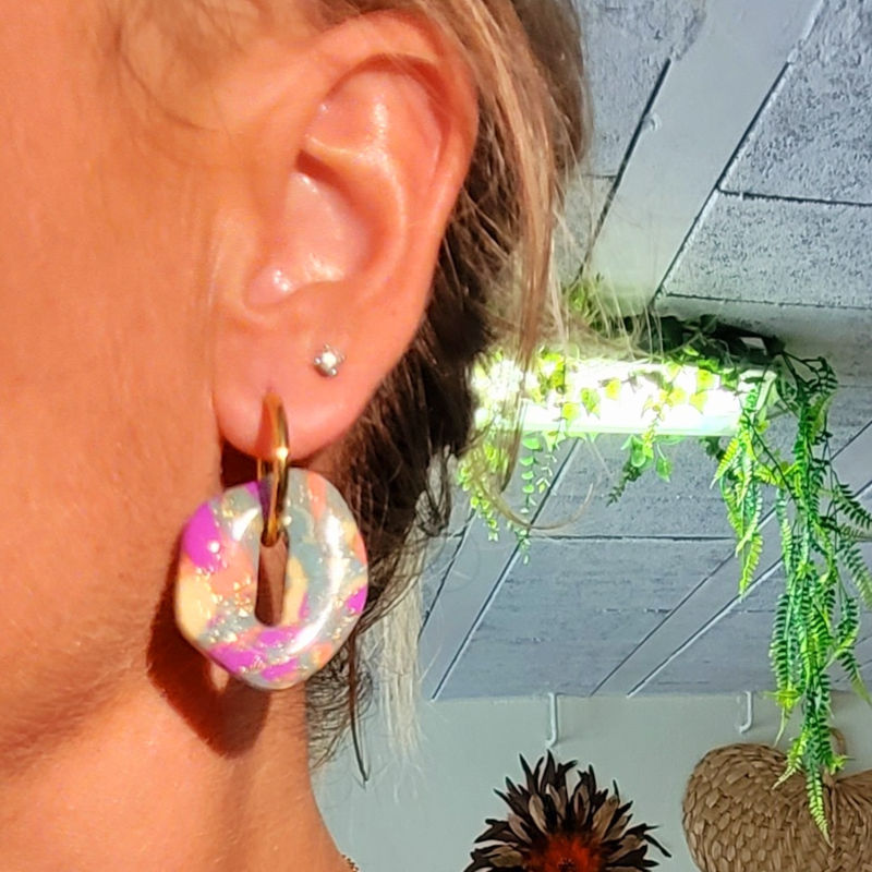 Boucles d'oreilles Créole dorée et pampille Bora rose corail mauve jaune clair vert gris