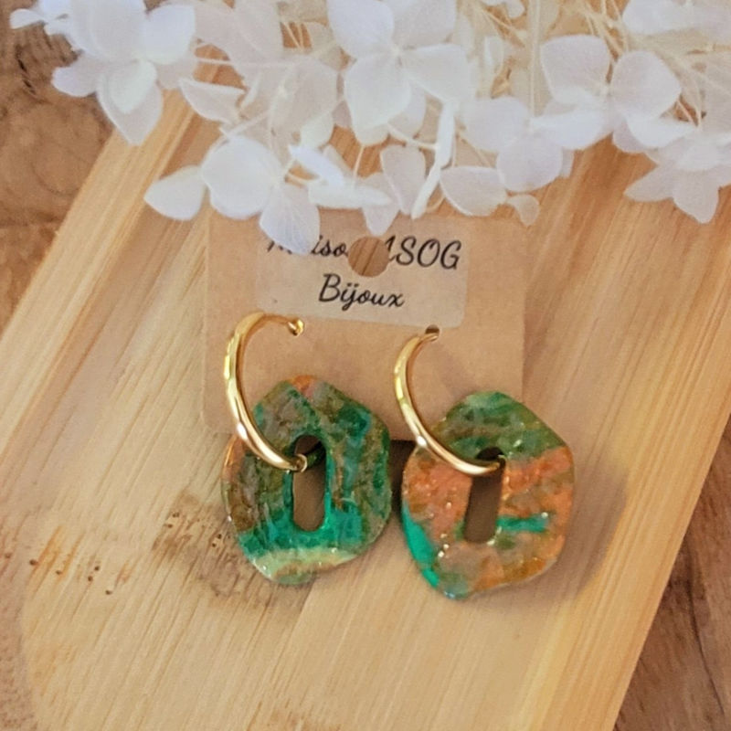 Boucles d'oreilles Créole dorée et pampille Bora martelée et marbrée caramel vert caramel kaki doré doré