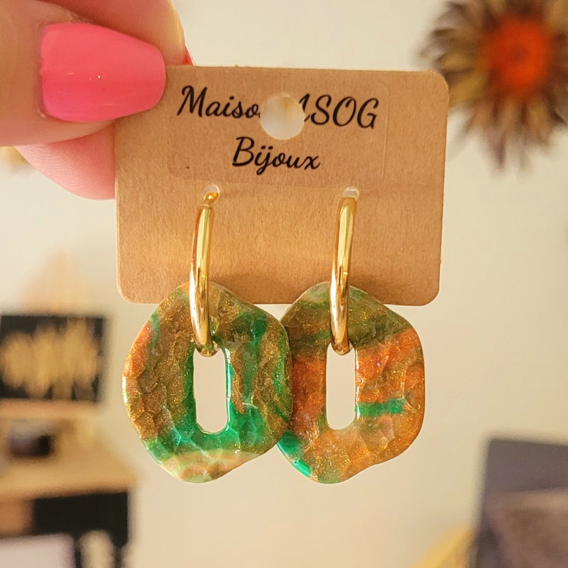 Boucles d'oreilles Créole dorée et pampille Bora martelée et marbrée caramel vert caramel kaki doré doré