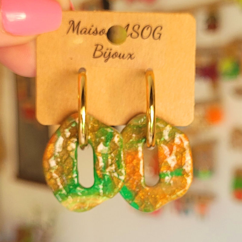 Boucles d'oreilles Créole dorée et pampille Bora martelée et marbrée caramel vert caramel kaki doré doré