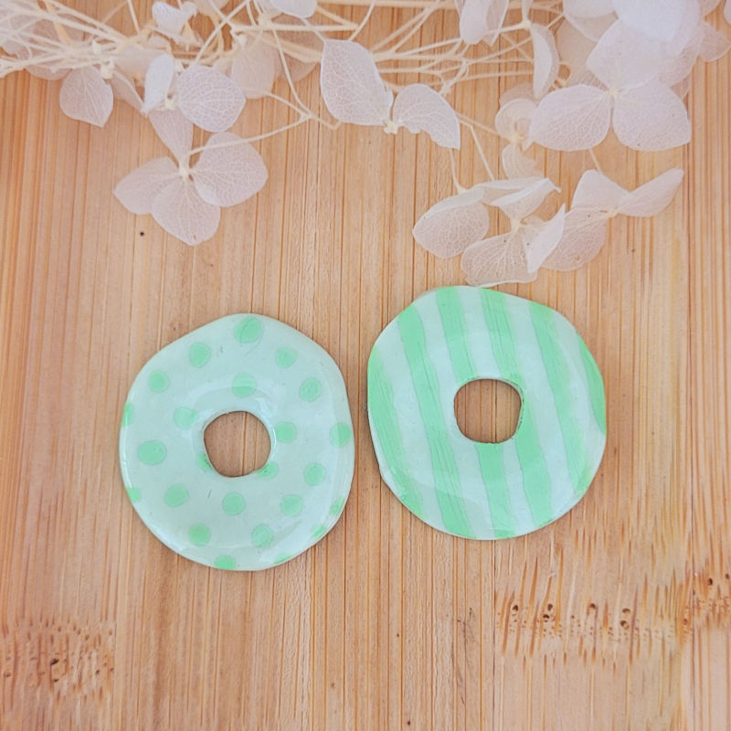 Boucles d'oreilles créole dorée et pampille Couronne réversible pois et rayure vert tendre