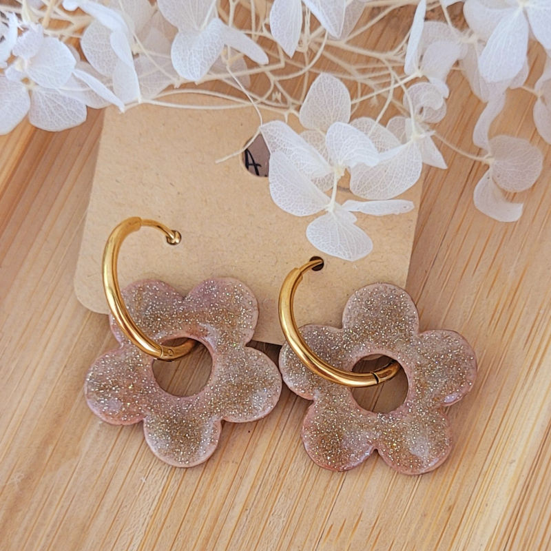 Boucles d'oreilles créole dorée et pampille Fleur réversible beige taupe irisé et beige pailleté