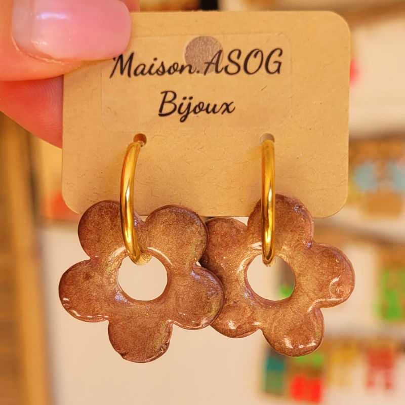 Boucles d'oreilles créole dorée et pampille Fleur réversible beige taupe irisé et beige pailleté